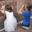 due bambini giocano nel castello estense di Ferrara